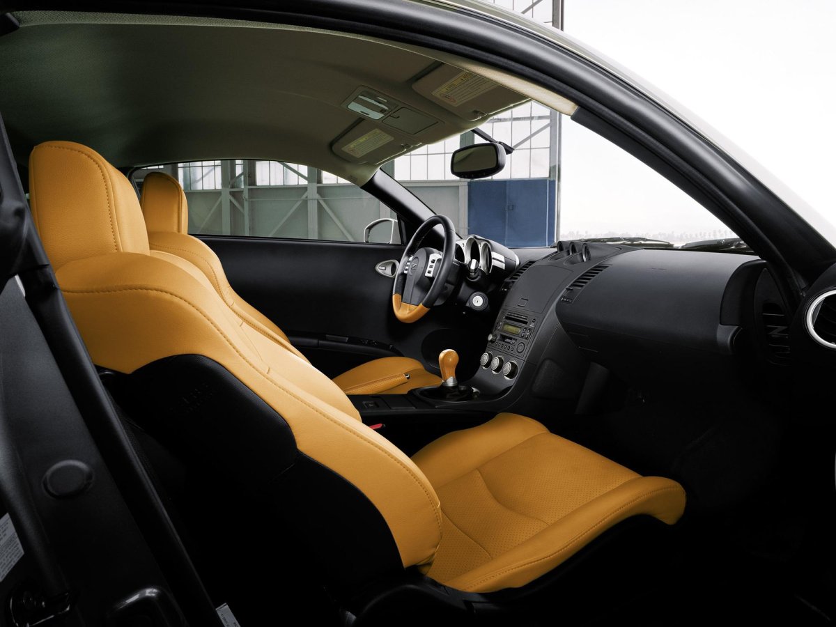 Nissan 350z салон сзади