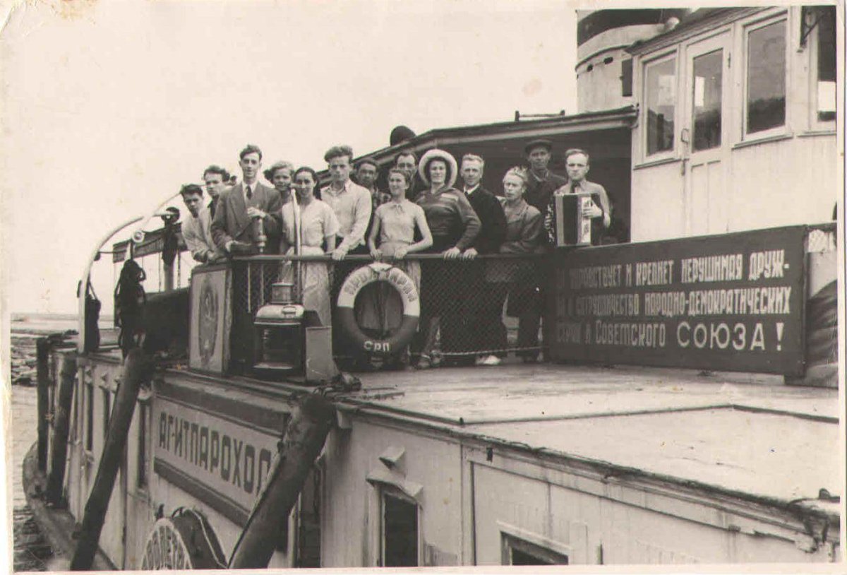 Агитпоезда и агитпароходы