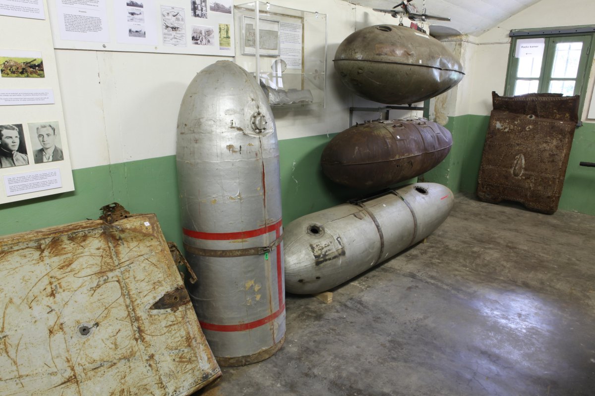 Подвесной топливный бак ПТБ-2000 1/48