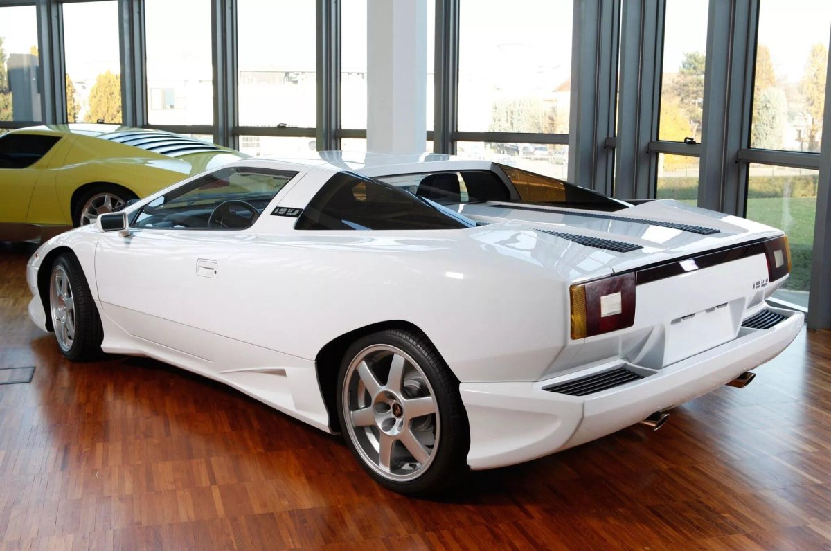 Lamborghini p140