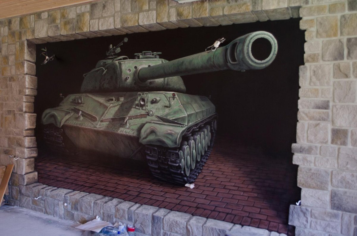 Танк на гаражных воротах