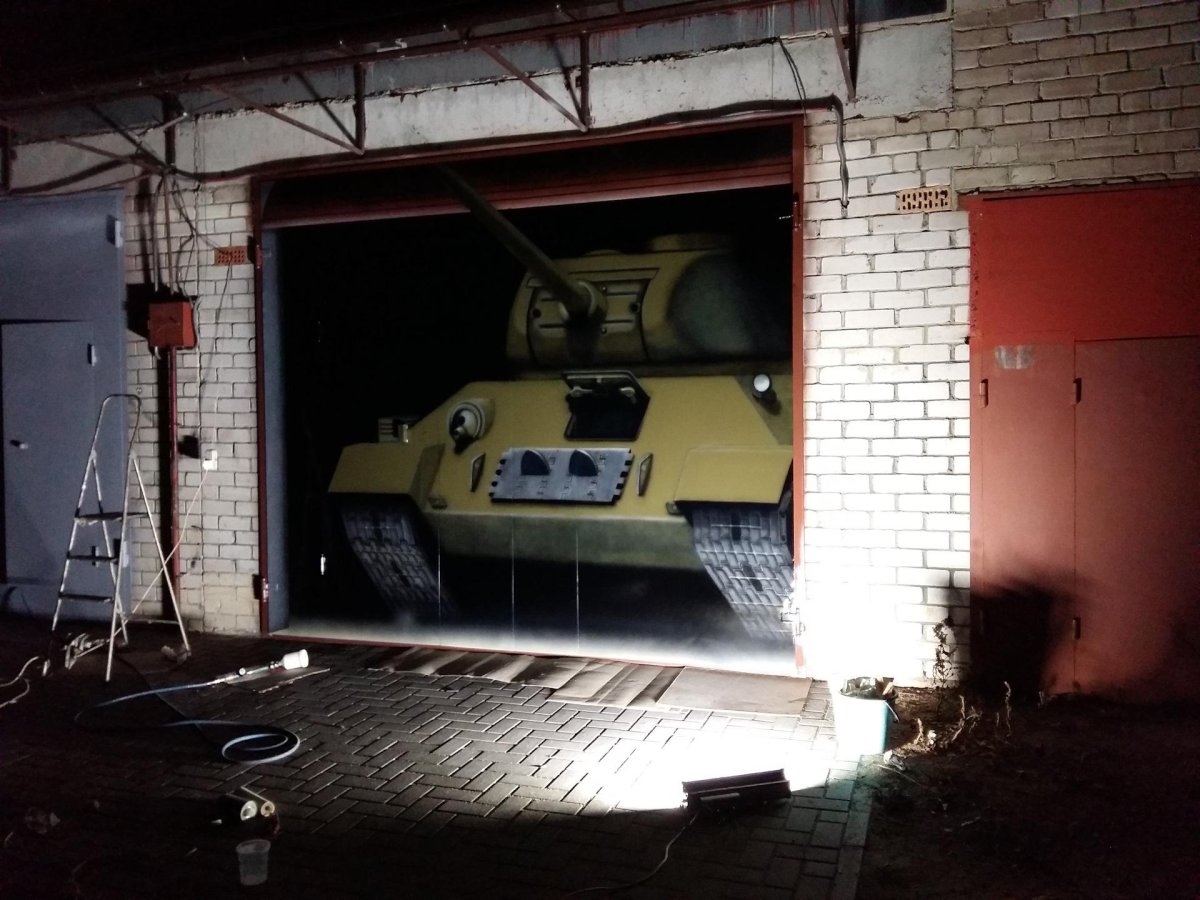 Танк в гараже