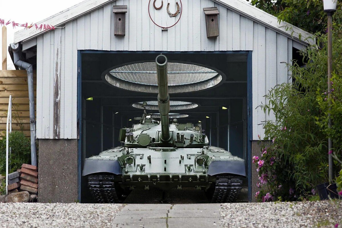 Танк на воротах гаража