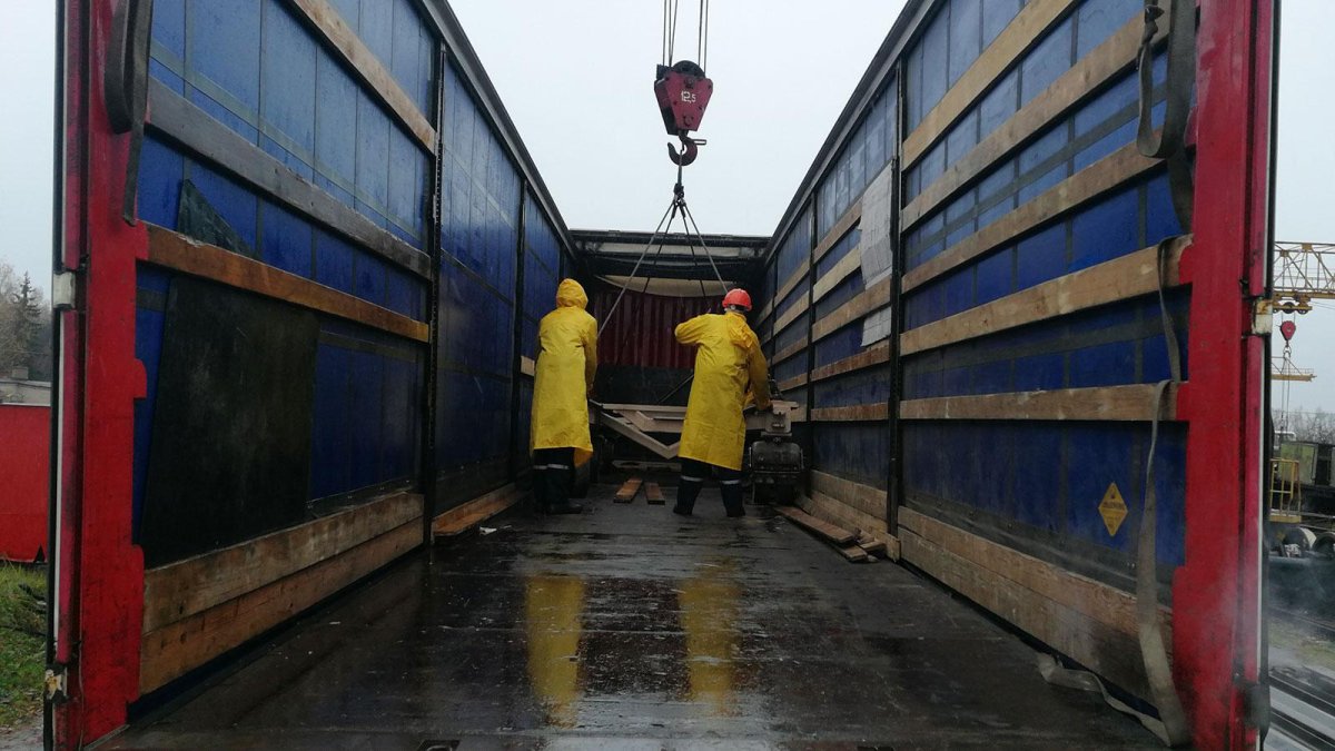 Погрузка краном в фуру