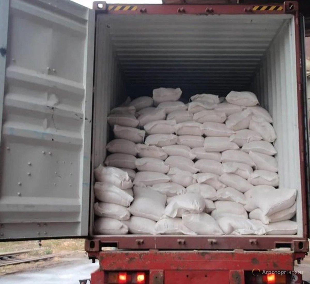 Грузовик с мешками