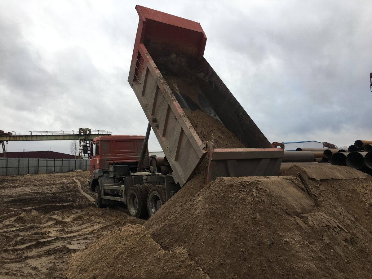 КАМАЗ выгруз самосвалаа песком