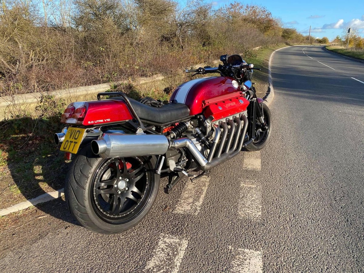 Мотоцикл с двигателем от Додж Вайпер