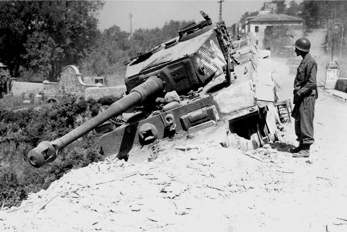 Подбитый танк тигр