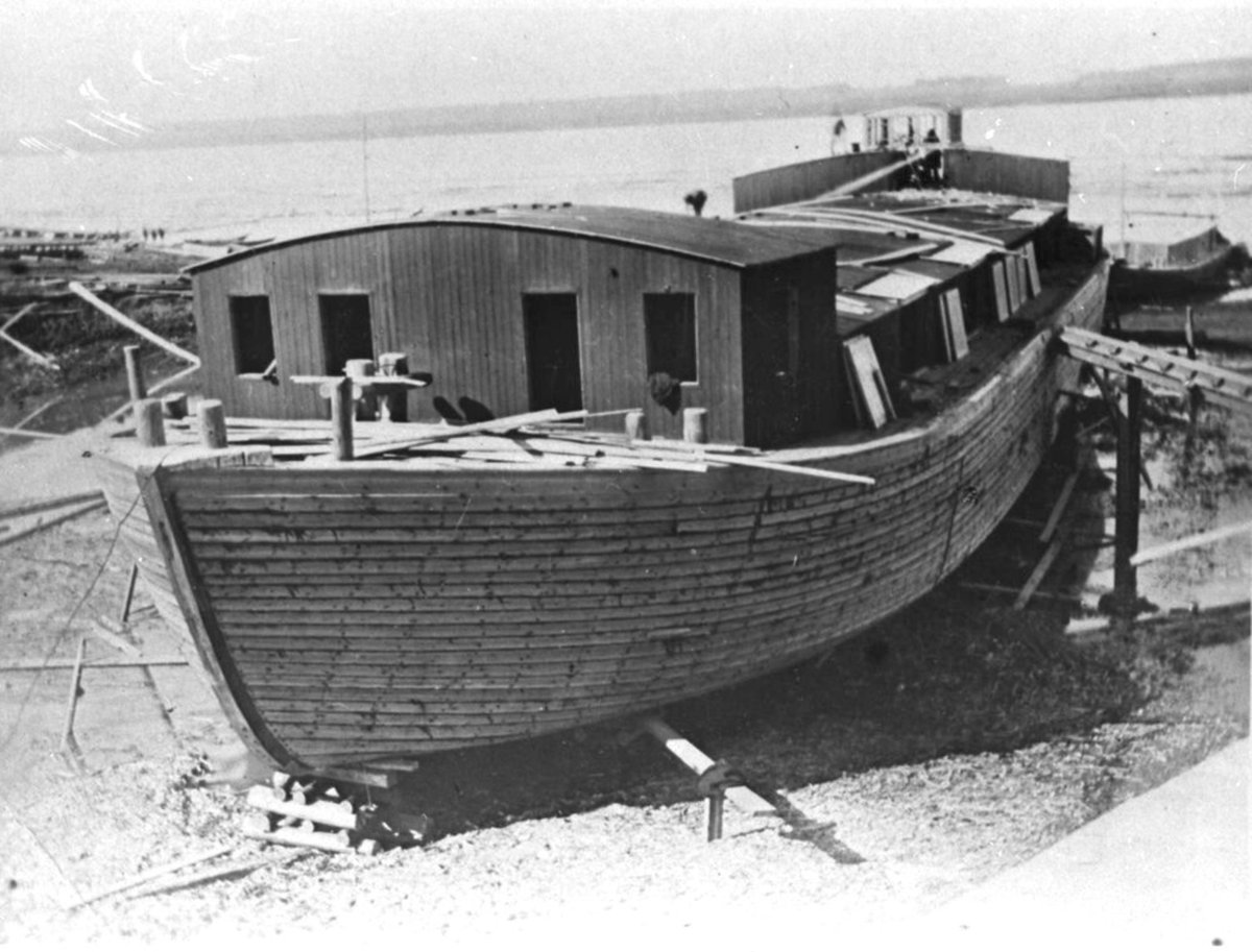 Деревянная баржа