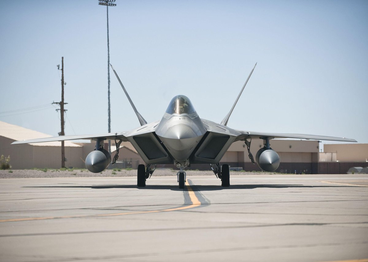 F22 Raptor спереди