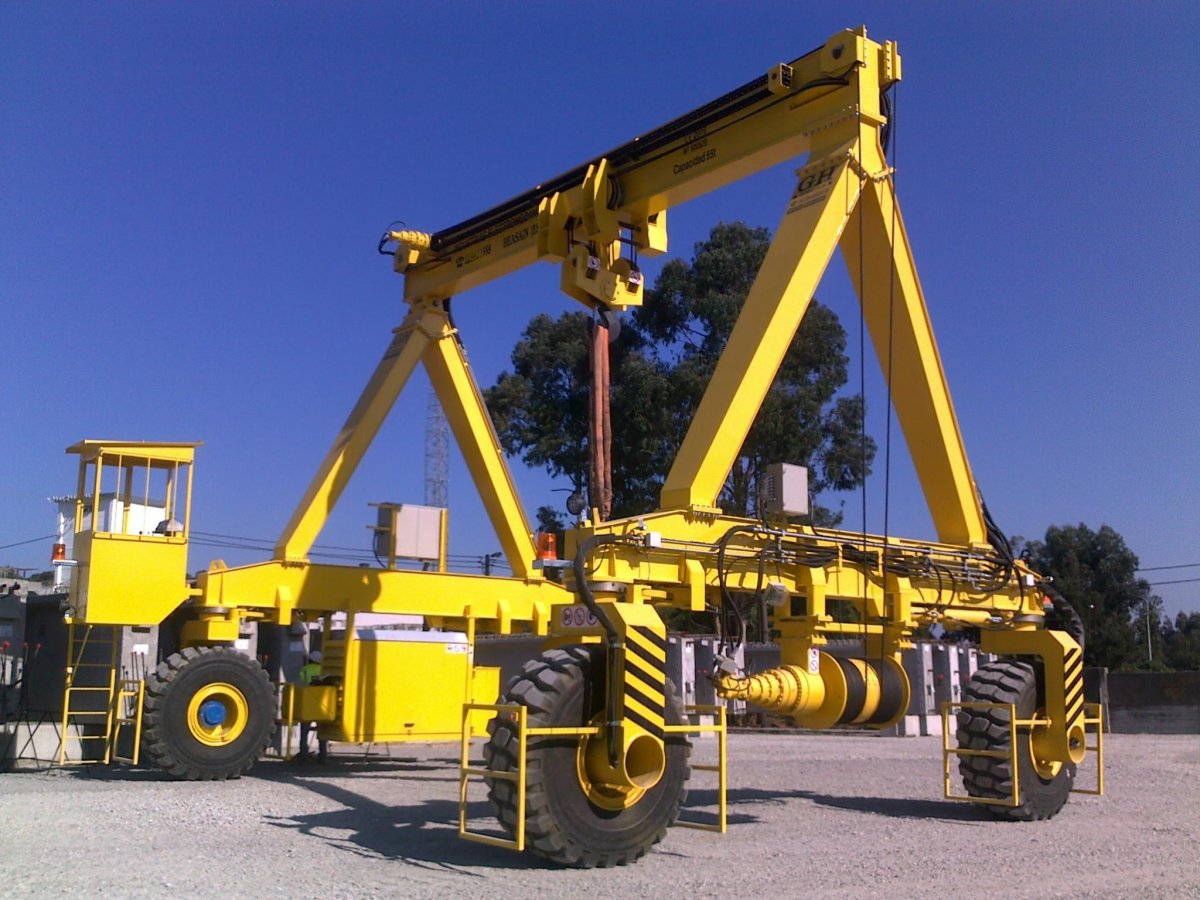 Пневмоколесный козловой кран