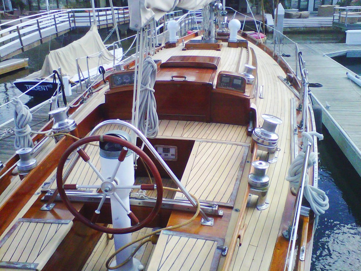 Парусная яхта из красного дерева