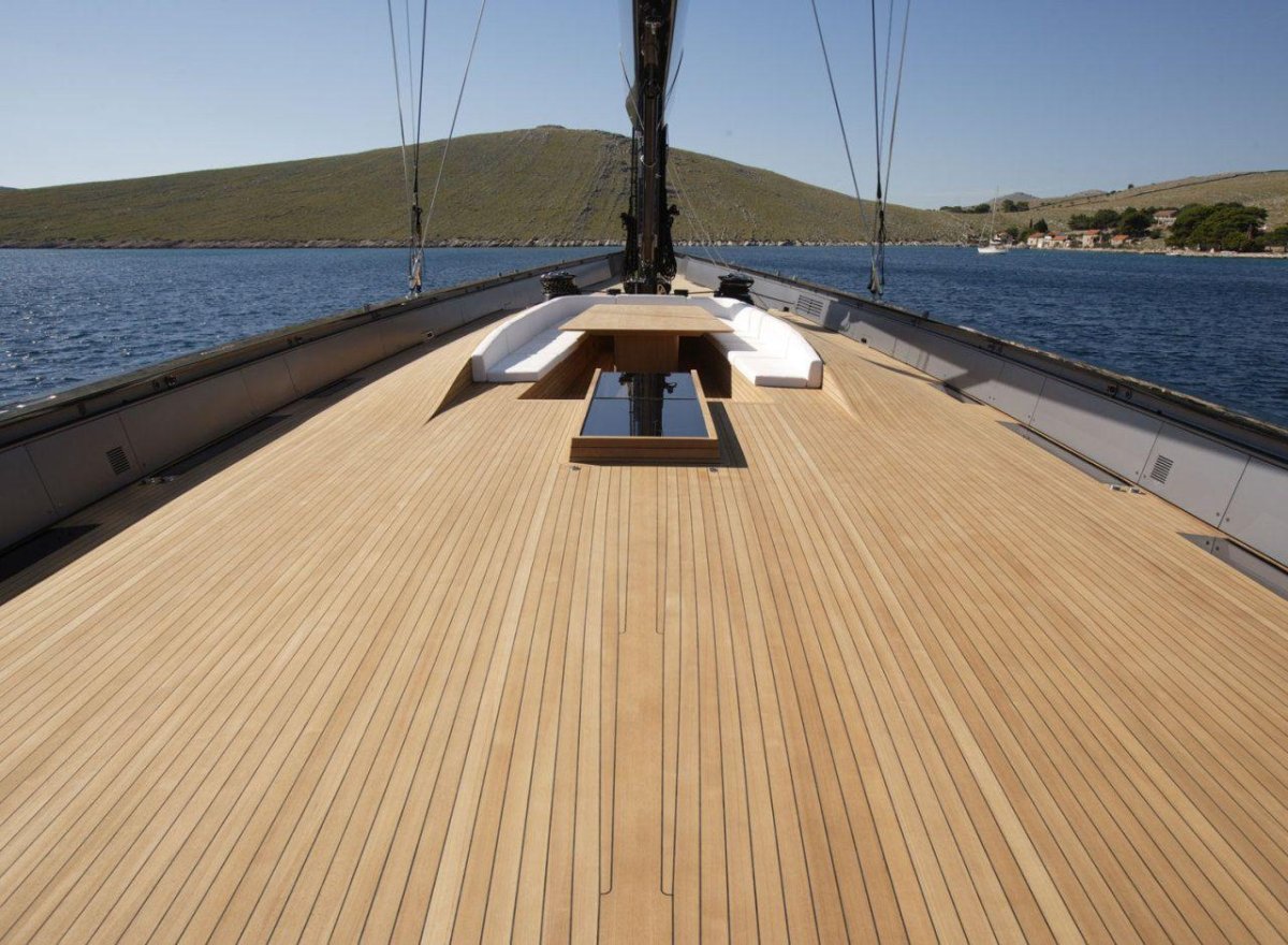 Палуба парусной яхты