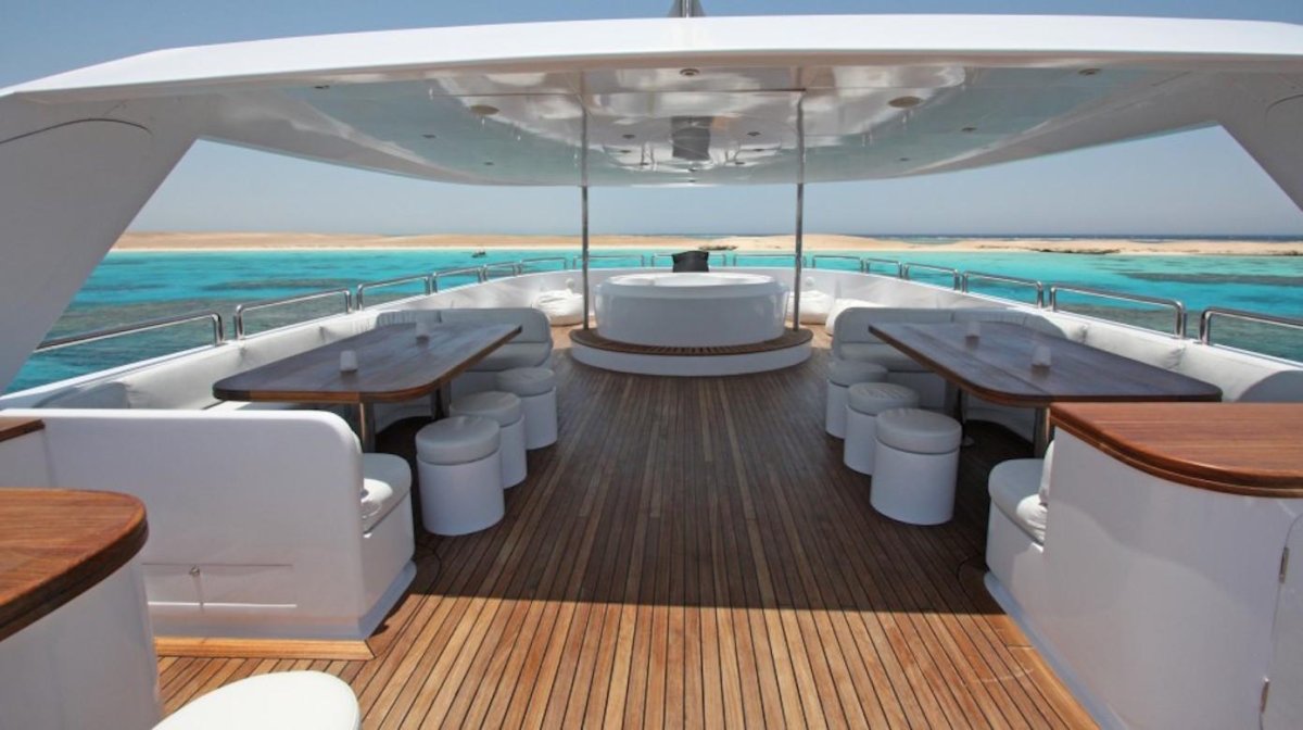 3х палубная яхта