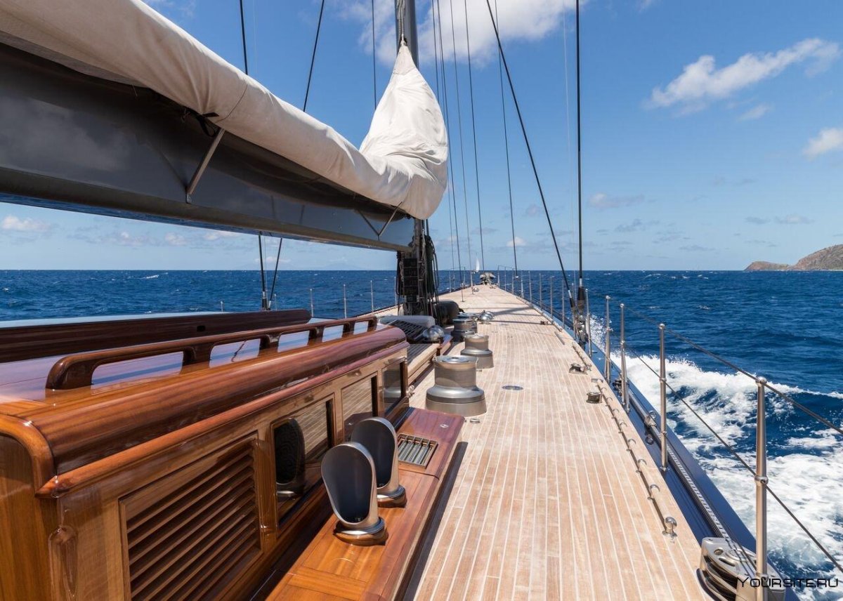 Палуба парусной яхты