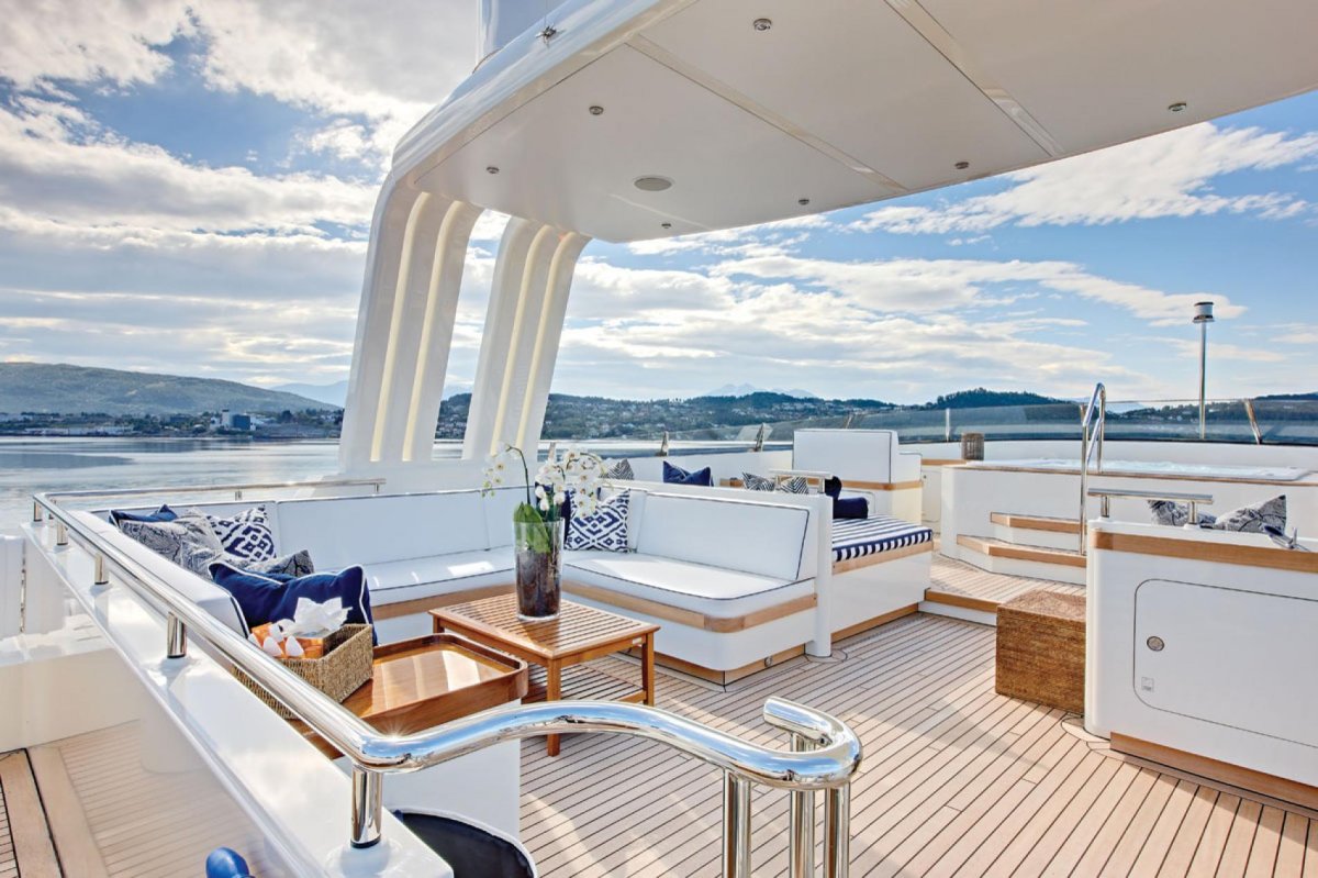 Люксури яхта