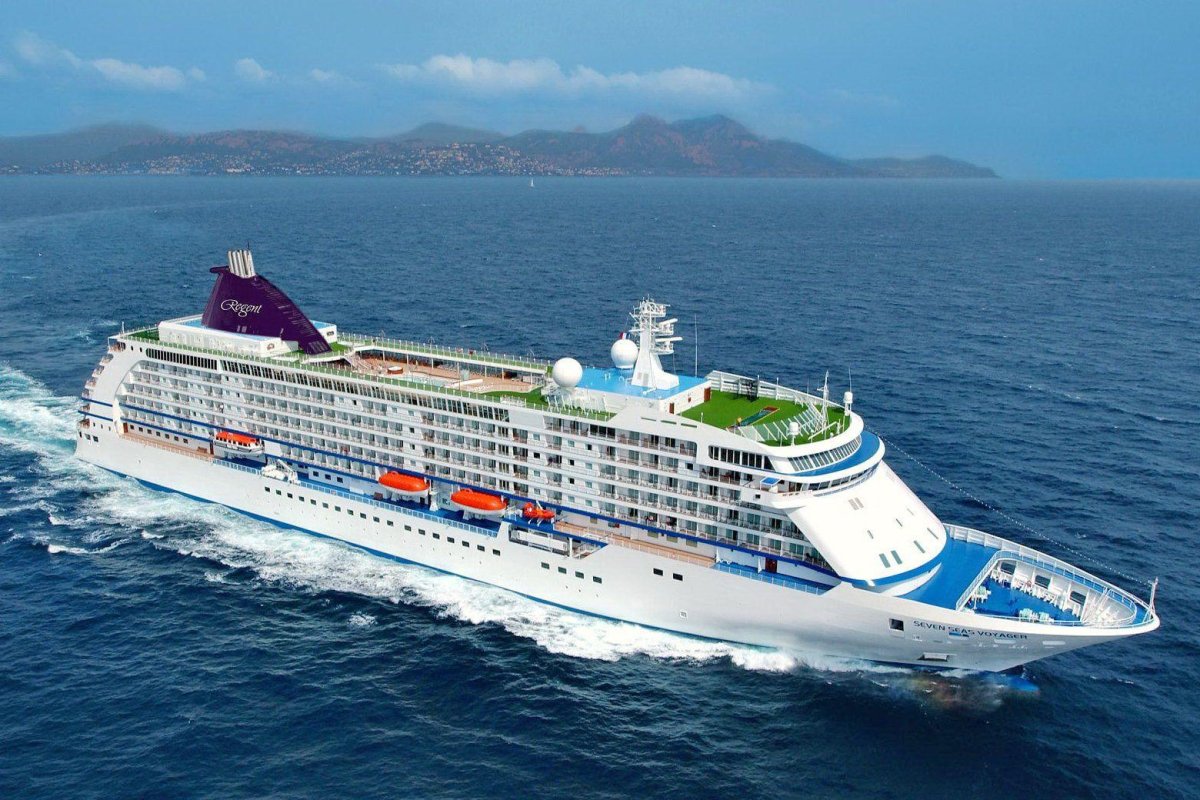 Пассажирский круизный лайнер Федор Достоевский