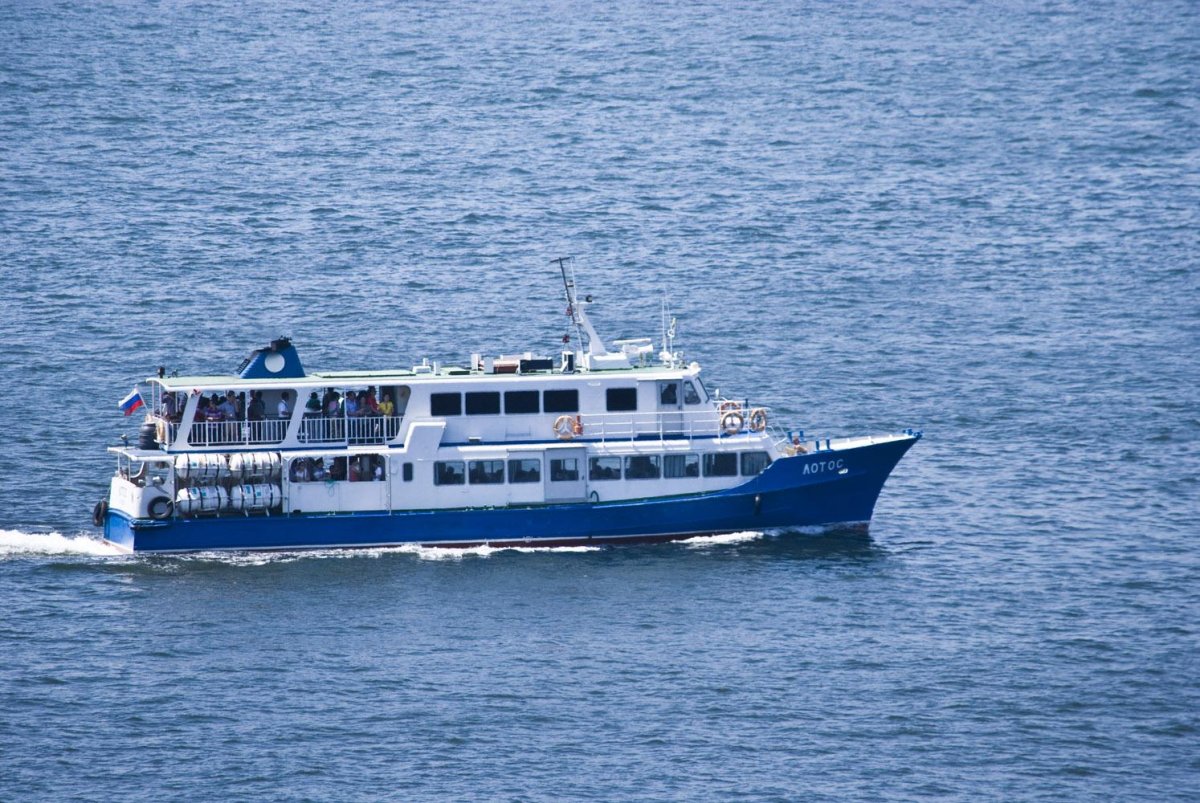 Теплоход Лотос