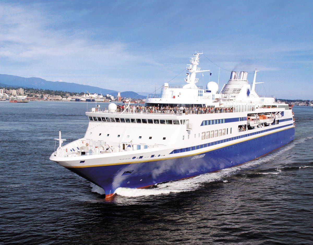 Пассажирский круизный лайнер Федор Достоевский