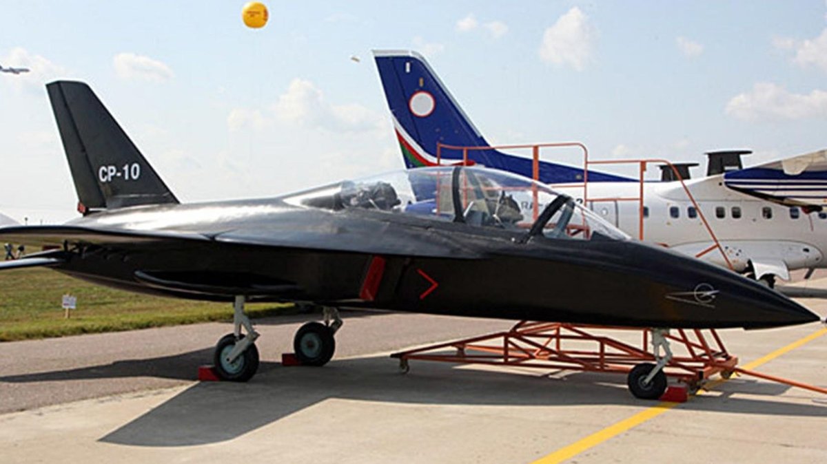 Ср-10 учебно-тренировочный реактивный самолет