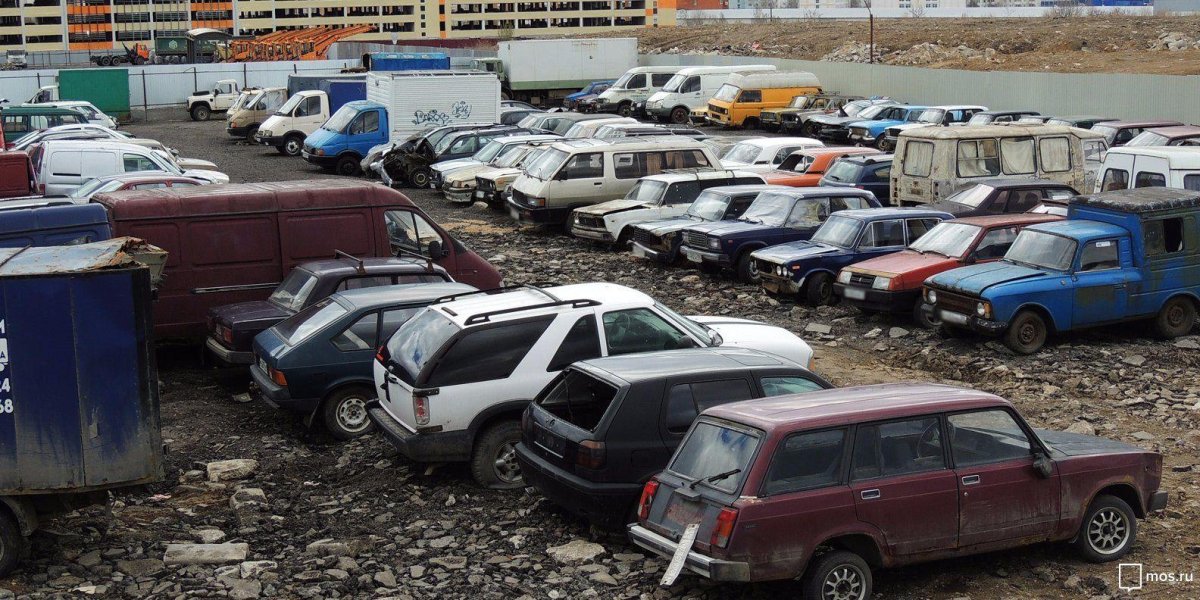 Стоянка брошенных автомобилей