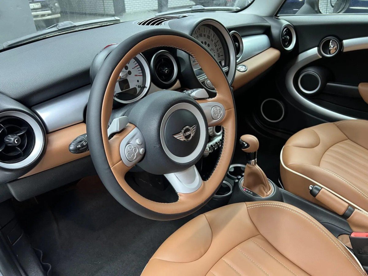 Mini Hatch 2024 салон