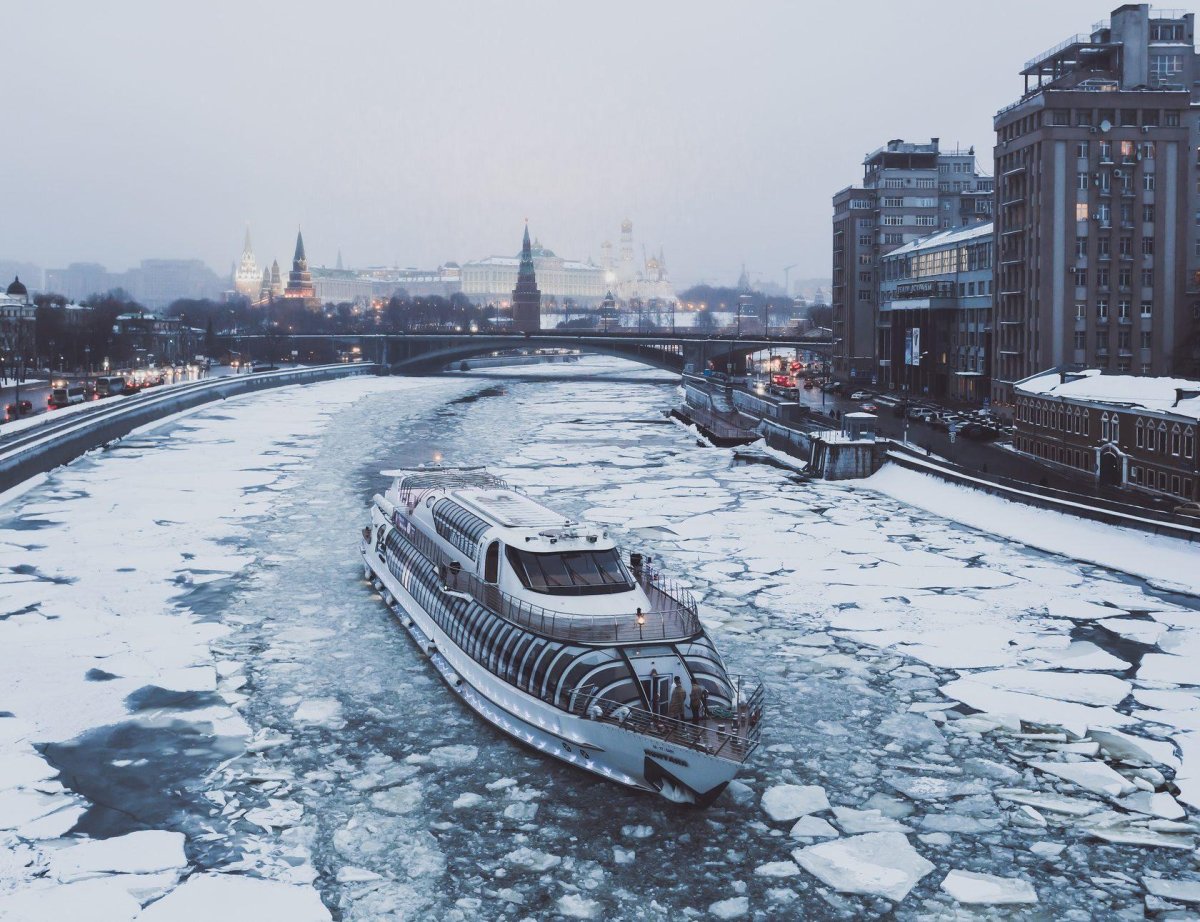 Теплоход Рэдиссон по Москве реке
