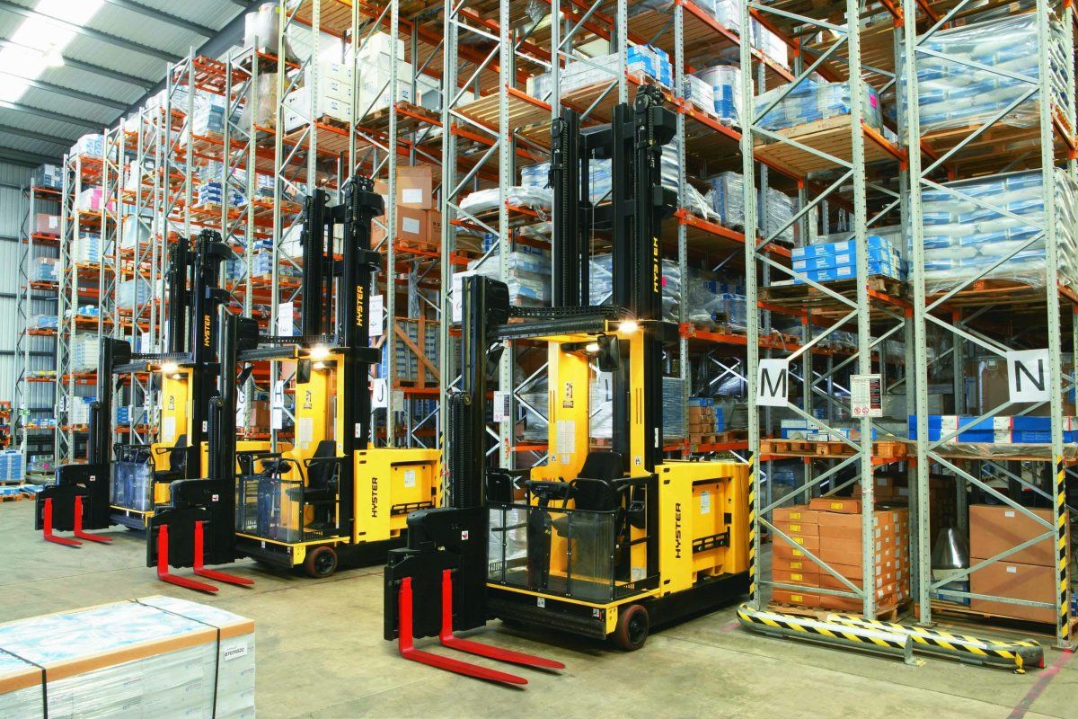 Штабелер узкопроходный на складе