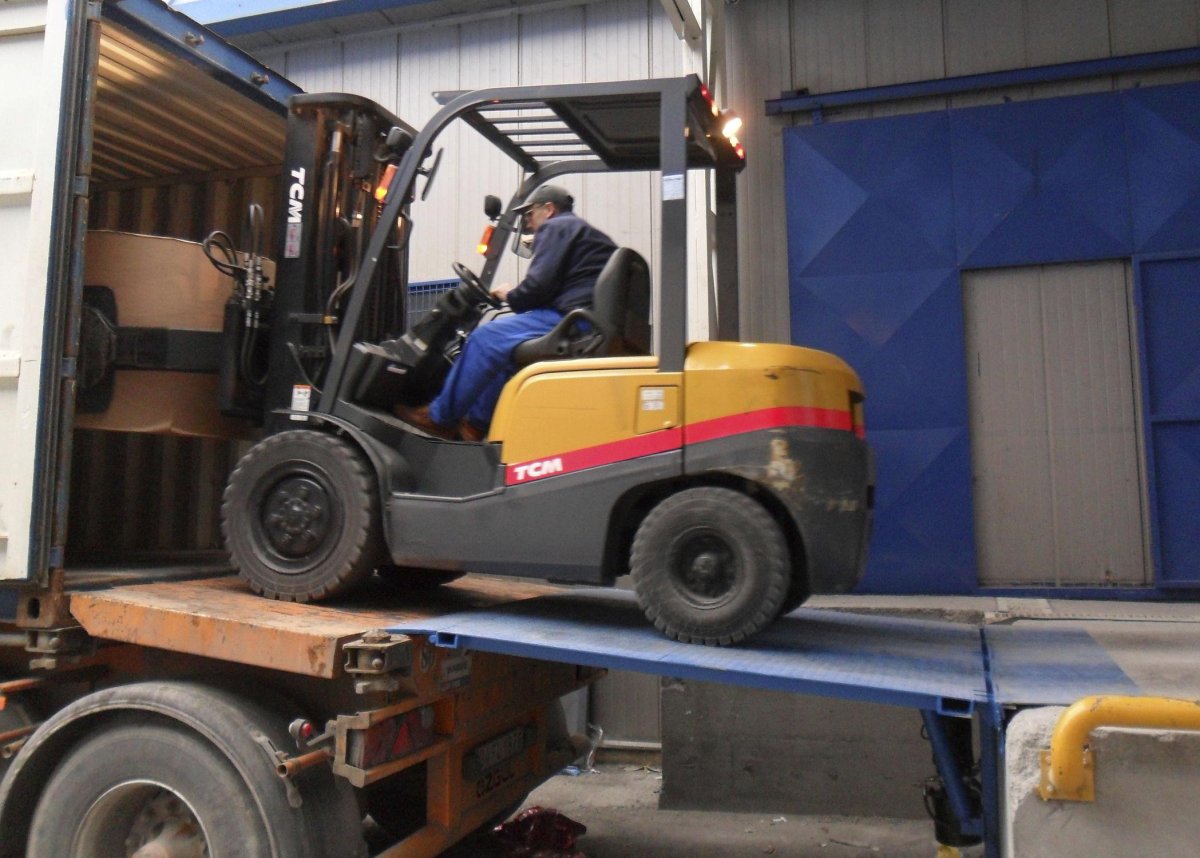 Грузовик с погрузчиком