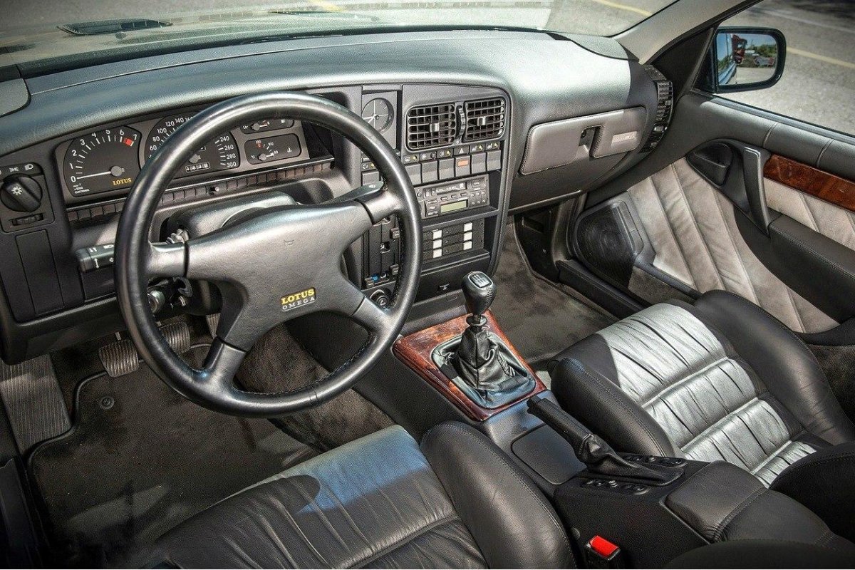 Opel Lotus Omega салон