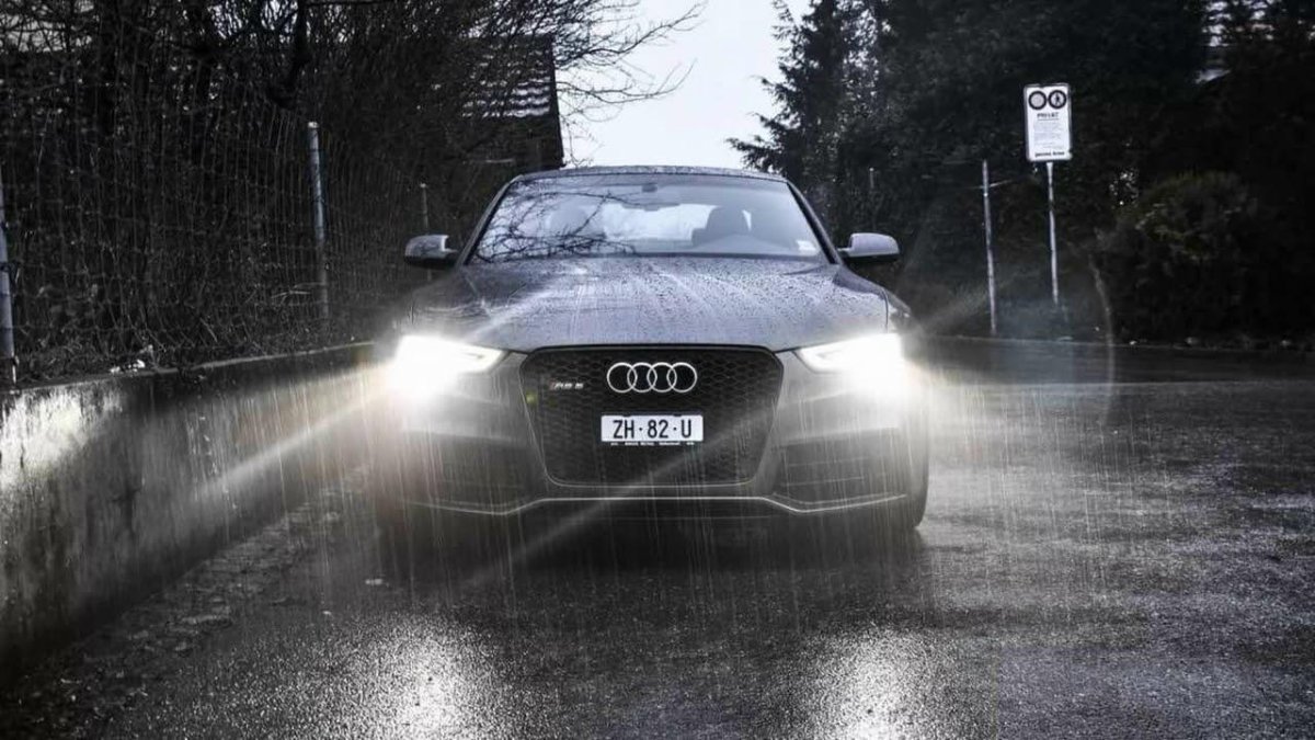 БМВ е60 под дождем