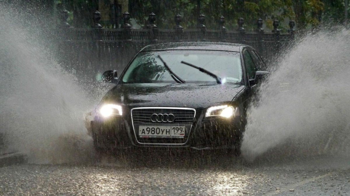 Машина под дождем