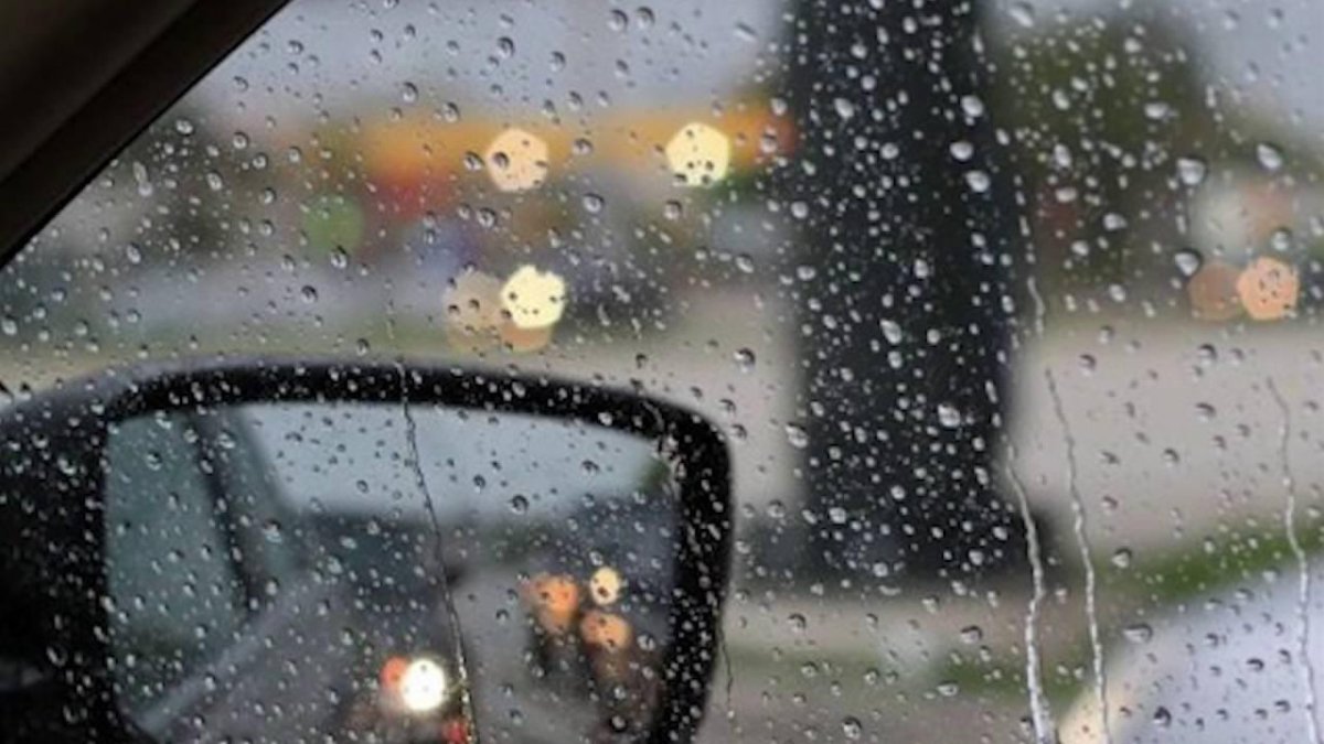 Вид из окна машины в дождь