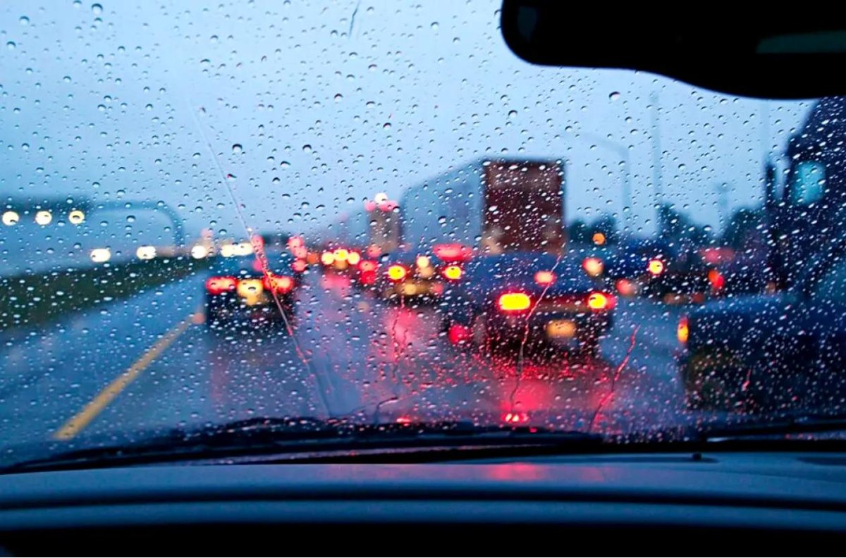 Машина едет в дождь