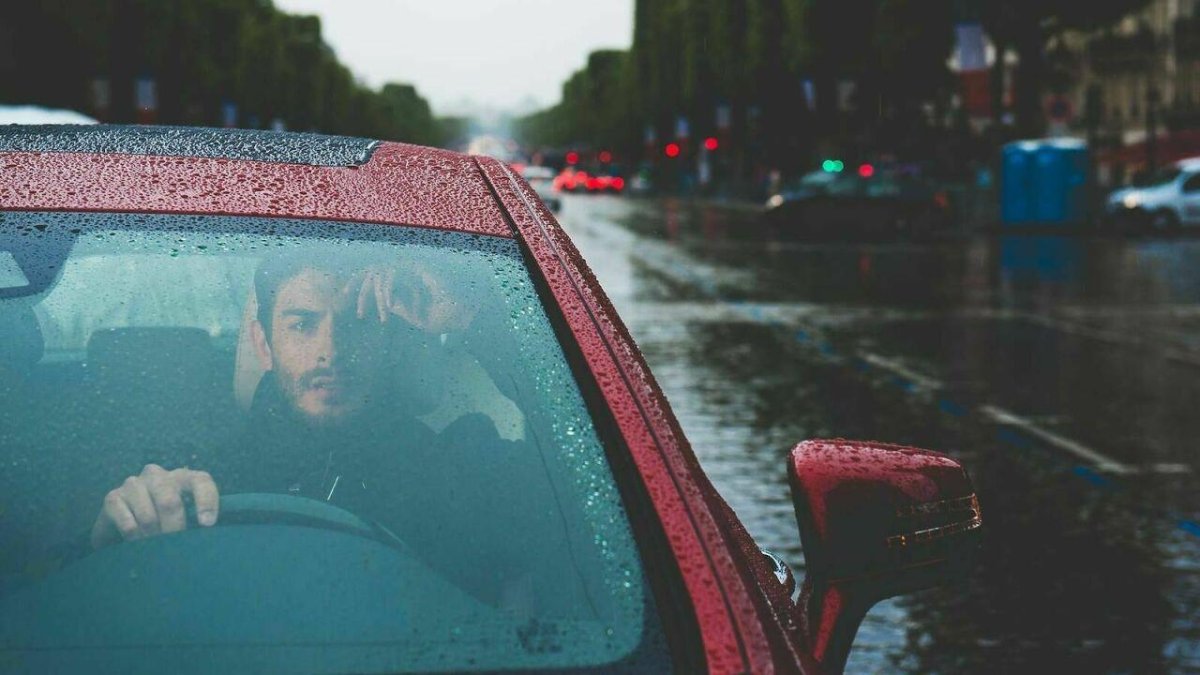 Машина едет в дождь