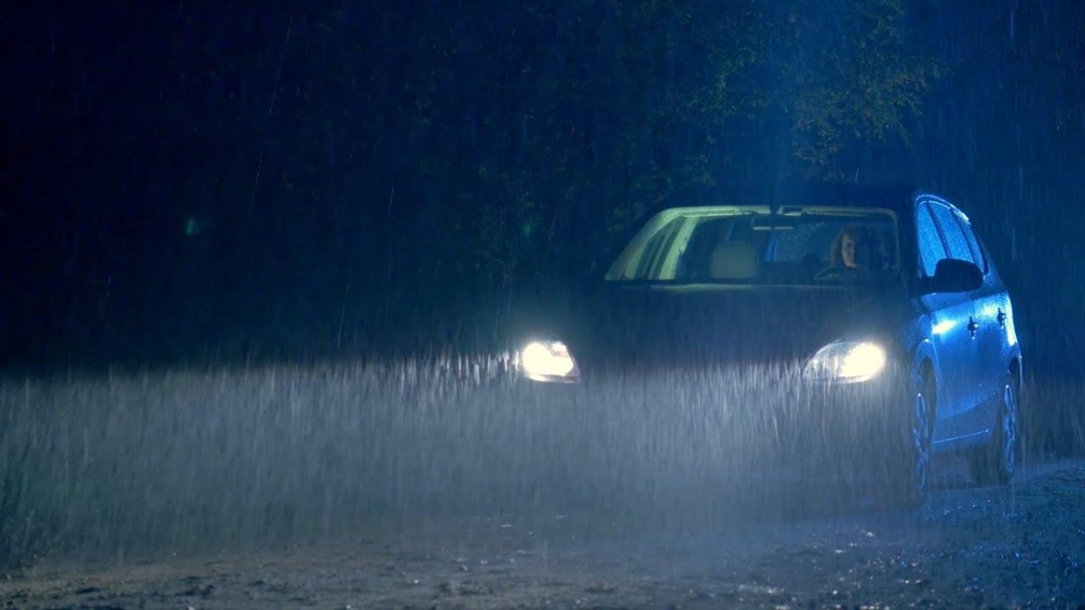 Машина едет под дождем