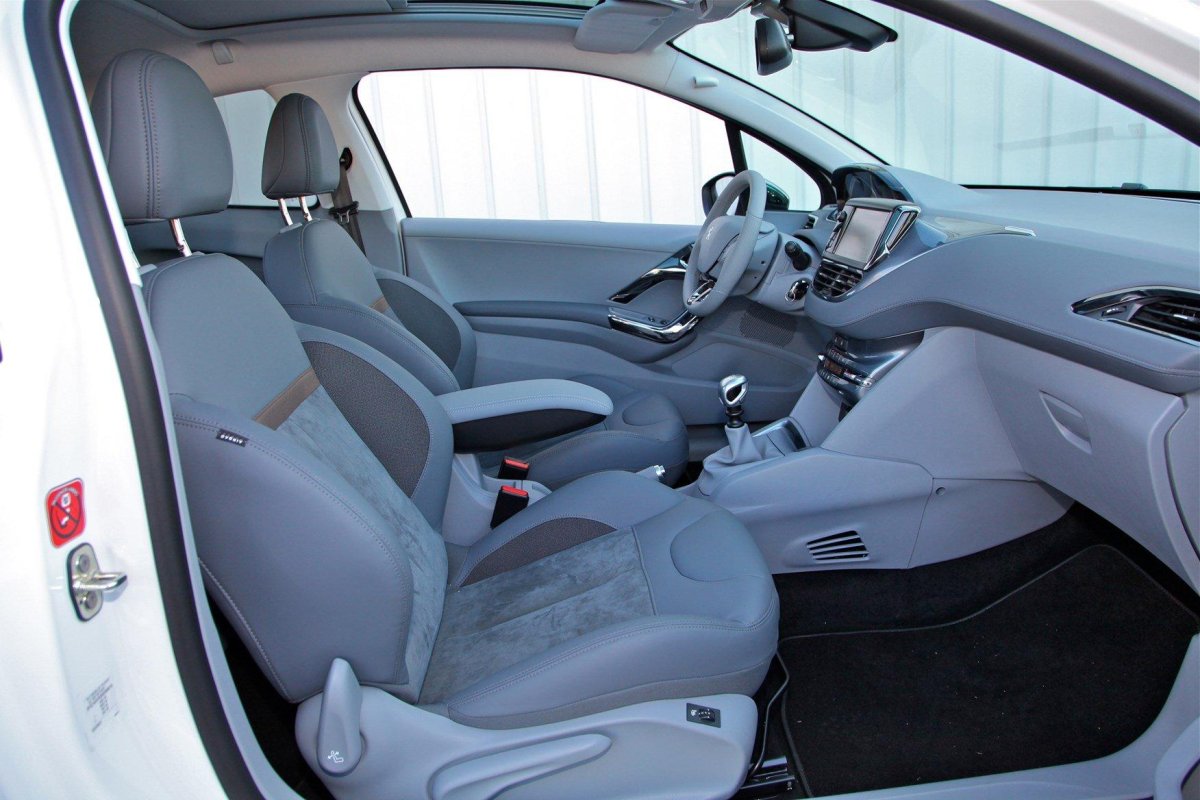 Пежо 208 2013 салон