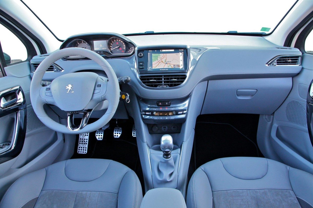 Пежо 208 2012 салон