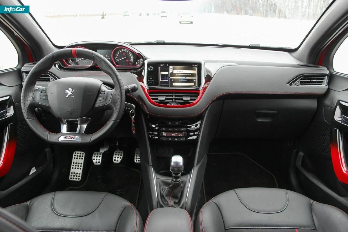 Peugeot 208 2014 салон