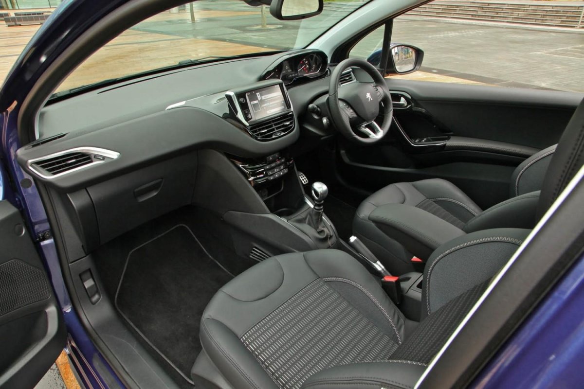 Peugeot 208 интерьер