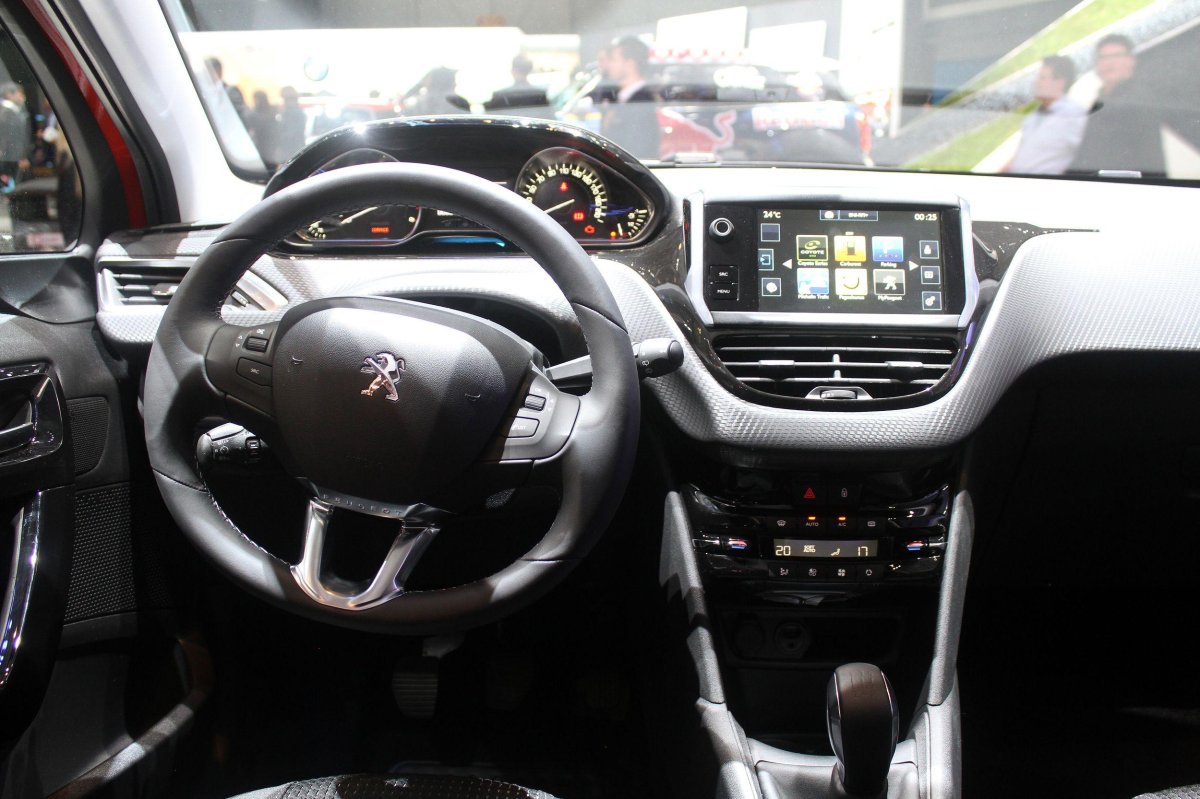 Пежо 208 2015 салон