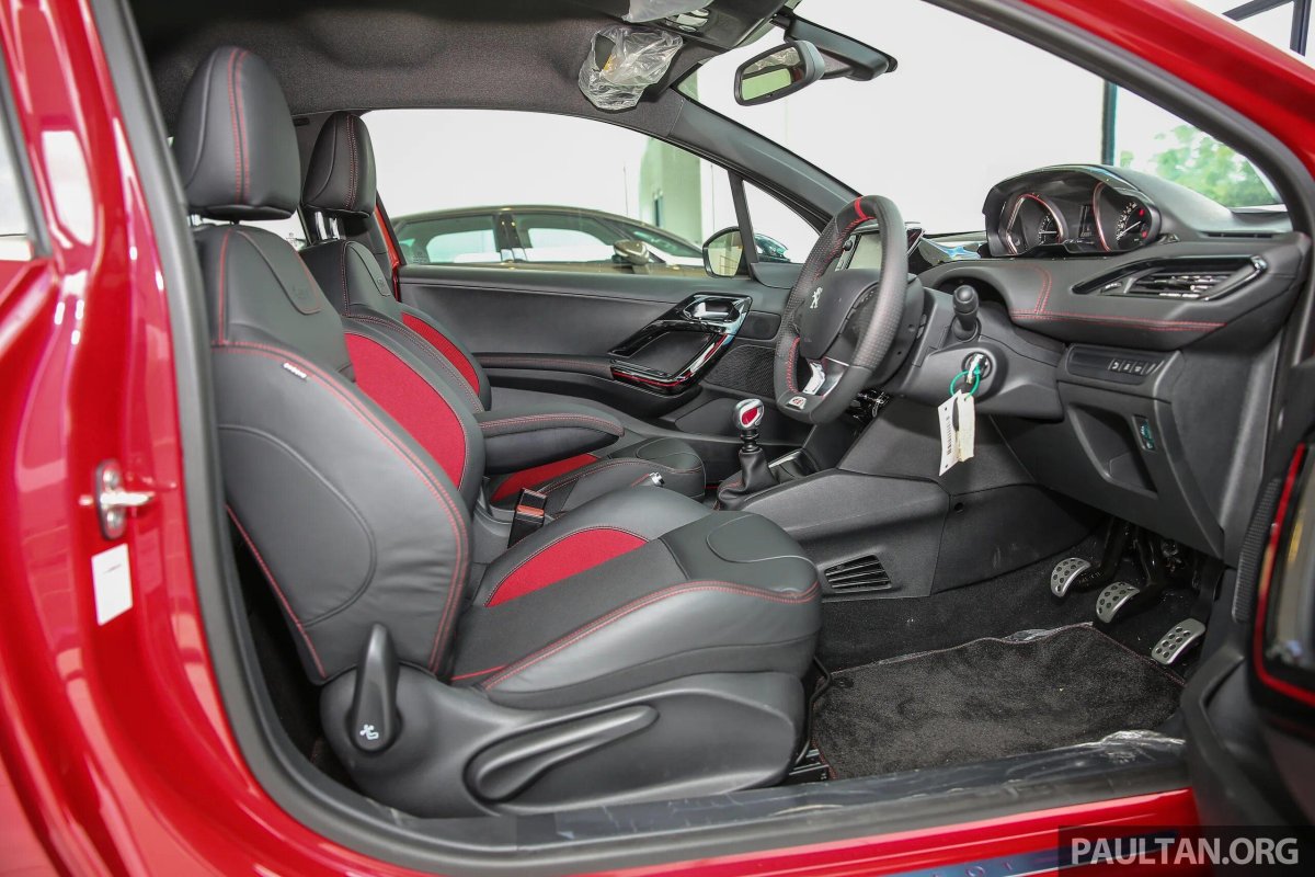 Пежо 208 ГТИ салон