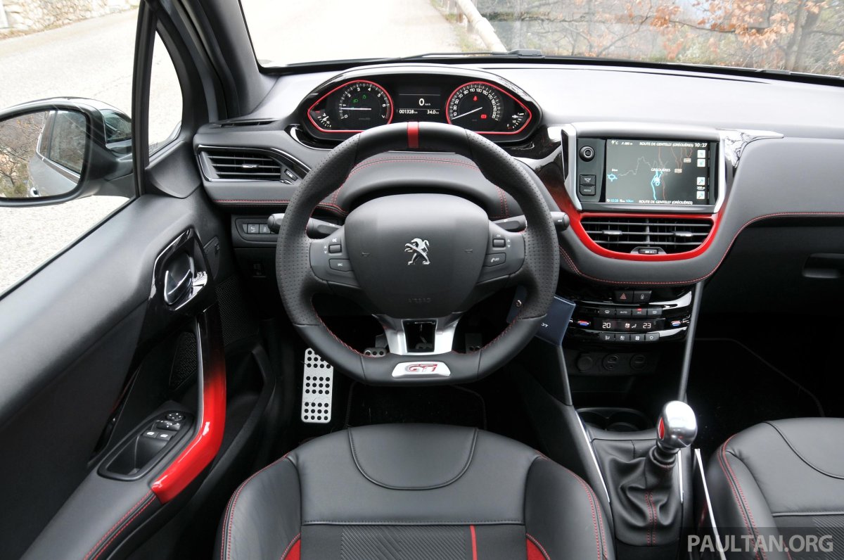 Peugeot 208 GTI салон