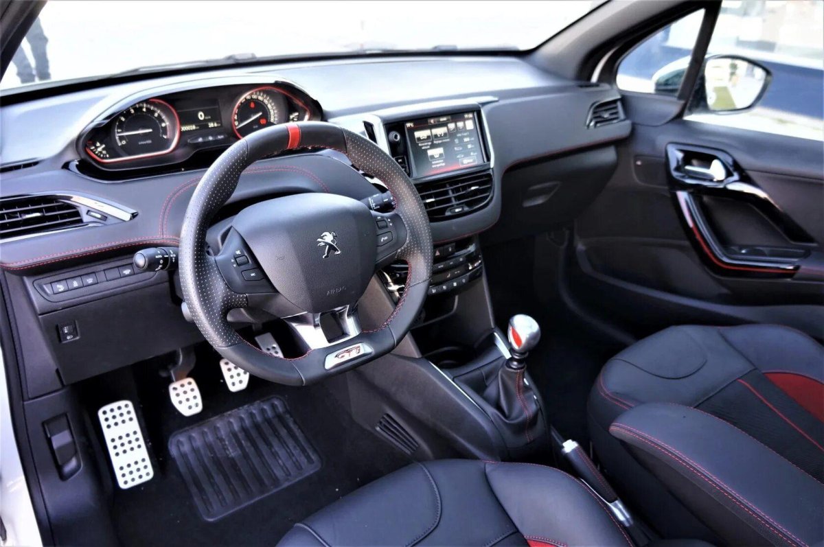 Пежо 208 2013 салон