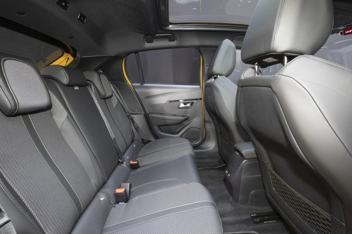 Peugeot 208 складывание сидений