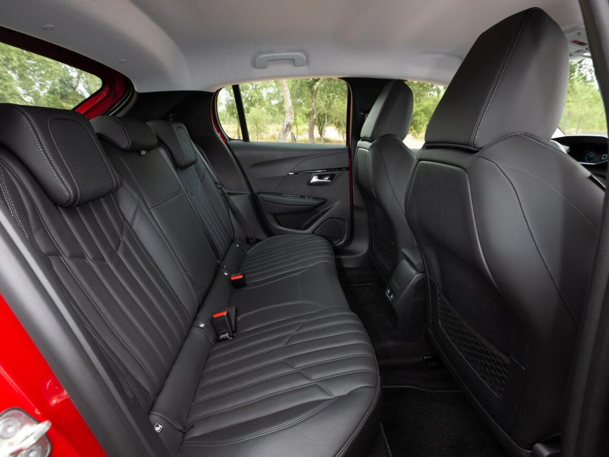 Пежо 208 2013 салон