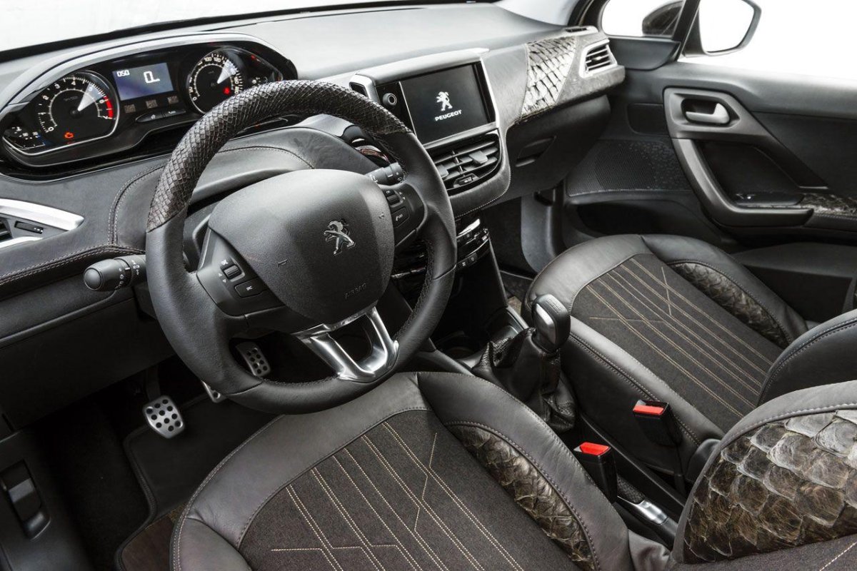 Peugeot 208 интерьер