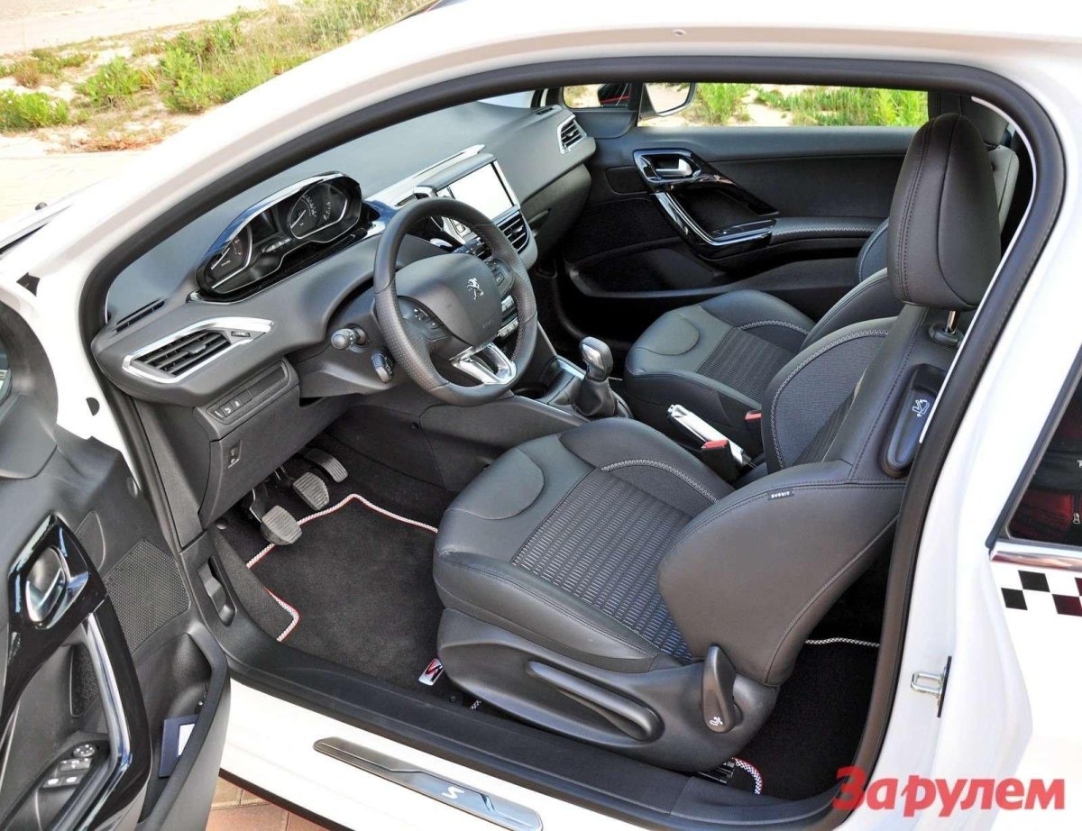 Peugeot 208 gt 2022 салон