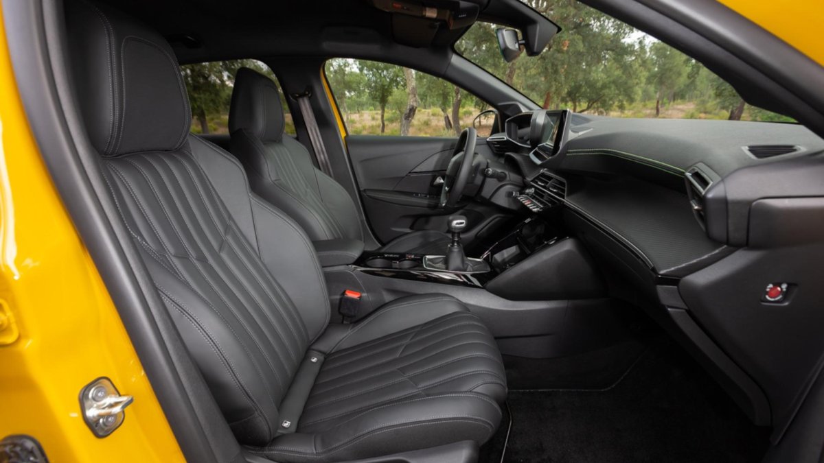 Пежо 208 интерьер