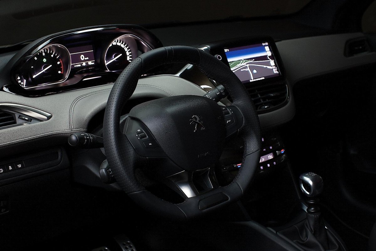 Пежо 208 2015 салон